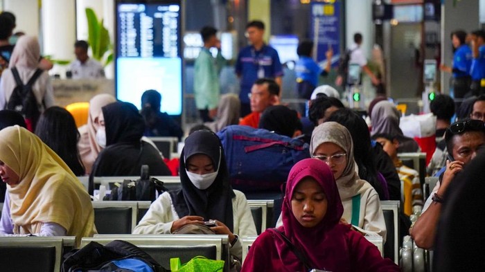 Penumpang kereta api di Stasiun Daop 8 Surabaya.