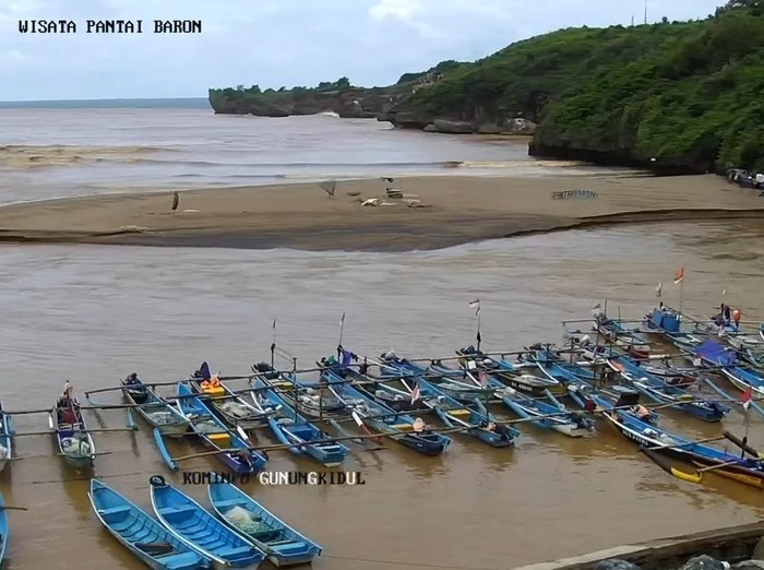 Perairan Pantai Baron Gunungkidul yang sebagian berubah warna menjadi cokelat, Sabtu (29/3/2025).