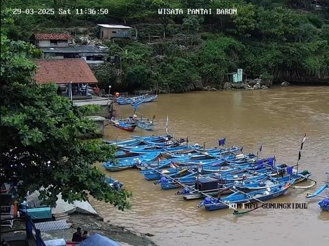 Perairan Pantai Baron Gunungkidul yang sebagian berubah warna menjadi cokelat, Sabtu (29/3/2025).