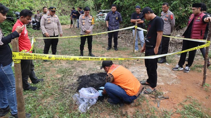Polisi mendatangi lokasi penemuan jasad mayat dalam kondisi terbakar.