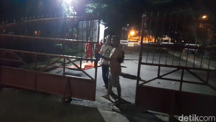 Polisi olah TKP penemuan mayat di kawasan GOR Brebes, Sabtu (29/3/2025).
