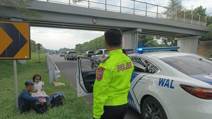 Polisi saat menemukan pemudik terlantas di Tol Cipali