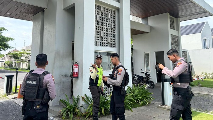 Polisi Sidoarjo melakukan patroli jelang Idul Fitri 2025.