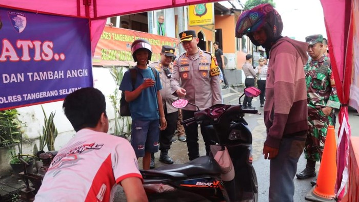 Polres Metro Tangerang Selatan memberikan bantuan layanan pemeriksaan kesehatan bagi para masyarakat yang hendak melakukan mudik. Layanan tersebut untuk memastikan para pemudik sehat saat hendak pulang ke kampung halamannya.
