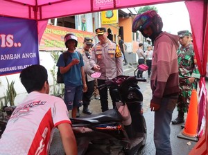 Polres Tangsel Beri Pemeriksaan Kesehatan-Tambal Ban Gratis Pemudik
