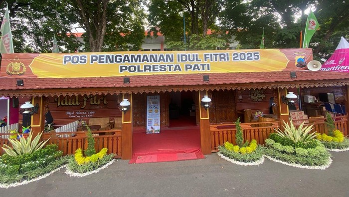 Pospam Idul Fitri Polresta Pati berbentuk Joglo khas Jawa di Pati, Sabtu (29/3/2025).