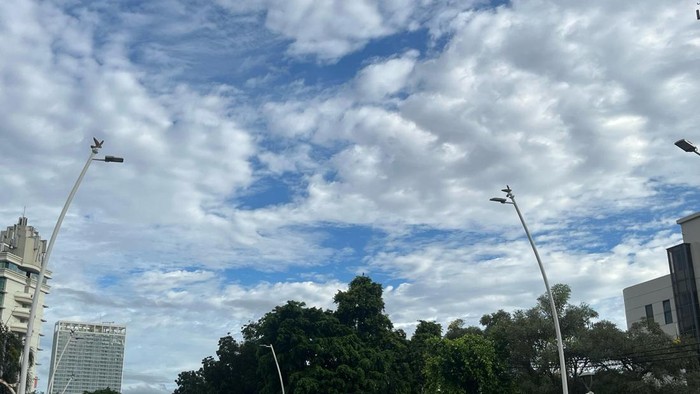 Potret langit Jakarta dalam kategori udara baik usai ditinggal pemudik (Devi Puspitasari/detikcom) Potret langit Jakarta dalam kategori udara baik usai ditinggal pemudik (Devi Puspitasari/detikcom)