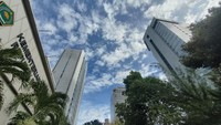Kualitas udara di Jakarta hari ini masuk kategori baik menurut situs IQ Air. Tampak langit Jakarta begitu biru dengan awan-awan putih. (Dwi Rahmawati/detikcom)