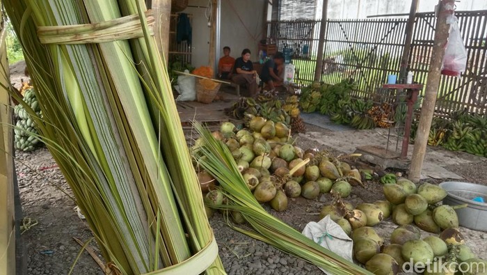 Potret penjualan janur di Pasar Jatibarang, Kabupaten Indramayu