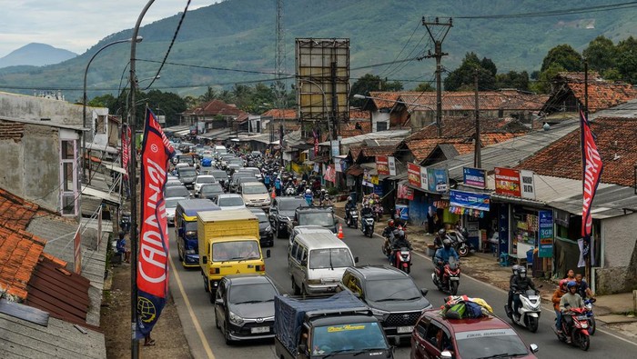 Pemudik melintasi jalur Nagreg, Kabupaten Bandung, Jawa Barat, Sabtu (29/3/2025). Pada H-2 Idul Fitri 1446 H arus mudik di Nagreg menuju ke arah Tasikmalaya, Garut dan Jawa Tengah terpantau mengalami kepadatan serta puncak arus mudik di kawasan tersebut masih akan terjadi pada H-2. ANTARA FOTO/Raisan Al Farisi/rwa.