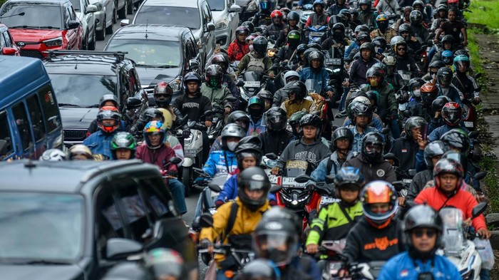 Pemudik melintasi jalur Nagreg, Kabupaten Bandung, Jawa Barat, Sabtu (29/3/2025). Pada H-2 Idul Fitri 1446 H arus mudik di Nagreg menuju ke arah Tasikmalaya, Garut dan Jawa Tengah terpantau mengalami kepadatan serta puncak arus mudik di kawasan tersebut masih akan terjadi pada H-2. ANTARA FOTO/Raisan Al Farisi/rwa.