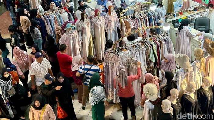Sejumlah masyarakat temgah berbelanja di Blok A dan B Pasar Tanah Abang, Jakarta, Sabtu (29/3/2025). Menjelang hari raya yang akan berlangsung beberapa hari lagi, para warga berburu baju lebaran di Pasar Tanah Abang.