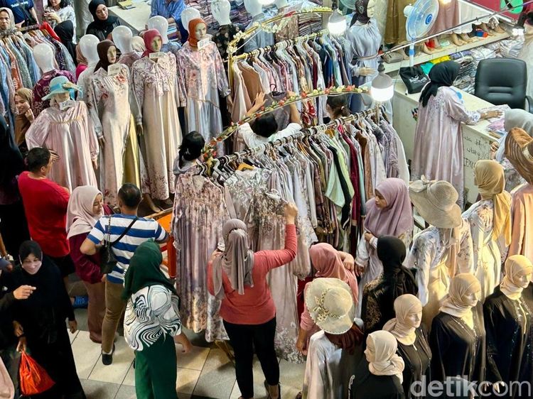 Potret Suasana Pasar Tanah Abang Jelang Lebaran
