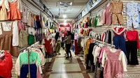 H-2 Hari Raya Idul Fitri 1446 H, masih banyak warga yang berburu baju lebaran.