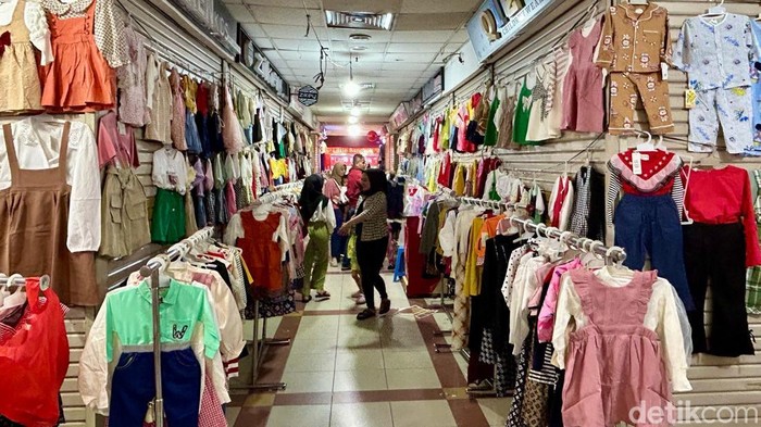 Potret Suasana Pasar Tanah Abang Jelang Lebaran Sejumlah masyarakat temgah berbelanja di Blok A dan B Pasar Tanah Abang, Jakarta, Sabtu (29/3/2025). Menjelang hari raya yang akan berlangsung beberapa hari lagi, para warga berburu baju lebaran di Pasar Tanah Abang.