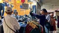 Terlihat sejumlah toko menawarkan diskon untuk menarik para pembeli.