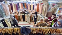 Pengunjung berbelanja baju Lebaran untuk dipakai hingga oleh-oleh mudik.