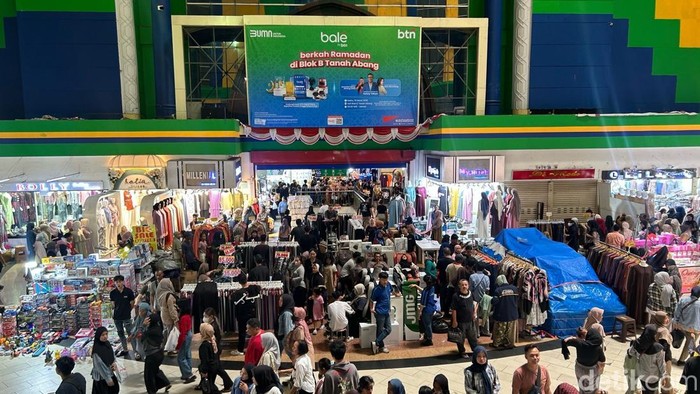 Potret Suasana Pasar Tanah Abang Jelang Lebaran Sejumlah masyarakat temgah berbelanja di Blok A dan B Pasar Tanah Abang, Jakarta, Sabtu (29/3/2025). Menjelang hari raya yang akan berlangsung beberapa hari lagi, para warga berburu baju lebaran di Pasar Tanah Abang.