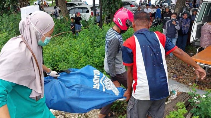 Proses evakuasi tubuh hancur di sekitar rel kereta api Lamongan.