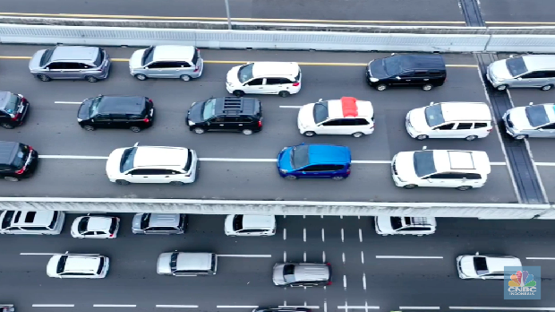 Puncak arus mudik masih berlangsung pada H-2 Lebaran 2025. Situasi lalu lintas di Ruas Tol Jakarta-Cikampek, khususnya di KM 31 arah Cikarang Barat, terpantau padat merayap pada siang hari, Sabtu (29/3/2025). (CNBC Indonesia/Adiandono)