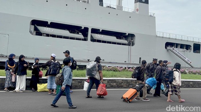 Ratusan Pemudik Ikut Mudik Gratis dengan Kapal Perang RI