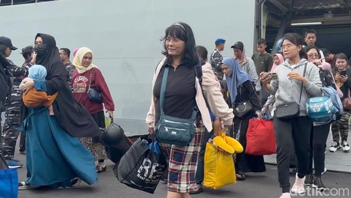Ratusan Pemudik Ikut Mudik Gratis dengan Kapal Perang RI