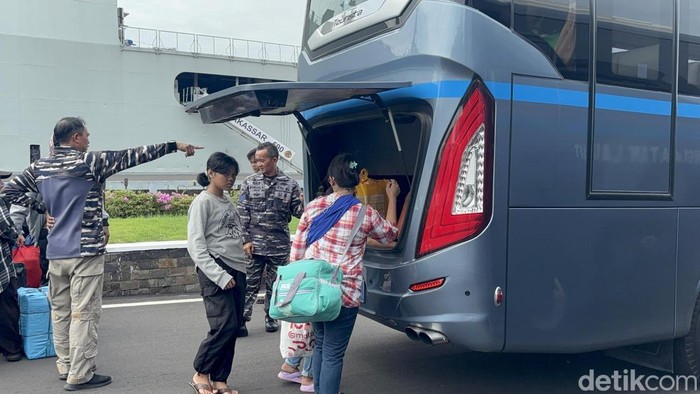 Ratusan Pemudik Ikut Mudik Gratis dengan Kapal Perang RI