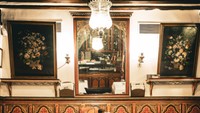 Beberapa sudut ruang makannya didesain dengan konsep yang berbeda-beda. Salah satunya ruangan dengan lantai hitam-putih yang menghadirkan suasana seperti di rumah abad ke-18. Foto: Instagram/restaurante_botin