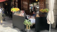 Untuk bagian depan restorannya, ada sedikit penambahan yang dilakukan Botin. Tanpa mengubah banyak penampilannya, mereka memberikan meja makan tambahan beratap kanopi. Foto: Instagram/restaurante_botin