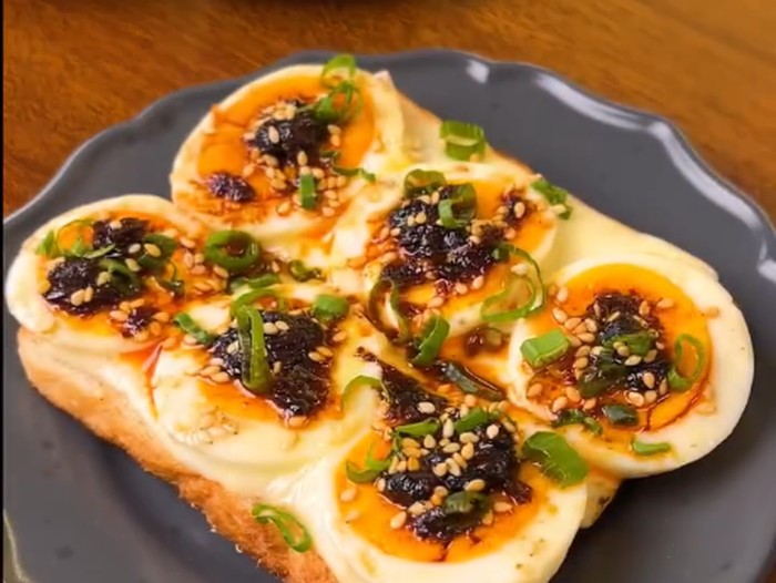 roti panggang unik pakai telur rebus dan chili oil