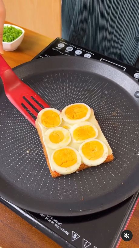 roti panggang unik pakai telur rebus dan chili oil
