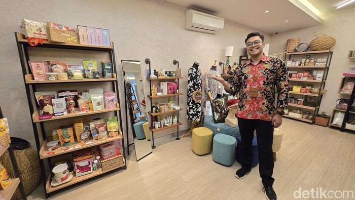 Rumah BUMN Jakarta dikelola BRI dan menyediakan pelatihan digitalisasi UMKM. Koordinator Rumah BUMN Jakarta adalah Jajang Rohmana.