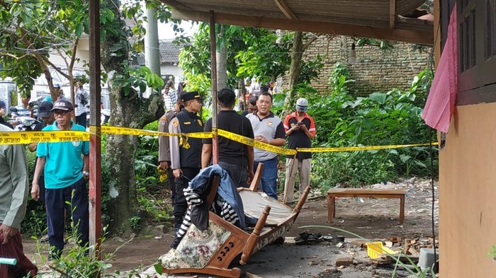 Rumah Imam Gozali rusak karena ledakan petasan.