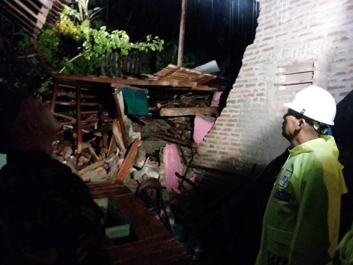 Rumah yang rusak terkena material longsor di Piyungan, Bantul, Jumat (28/3/2025) malam.