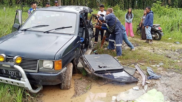 Saat petugas kepolisian mengevakuasi korban dan olah TKP kecelakaan di Muba.