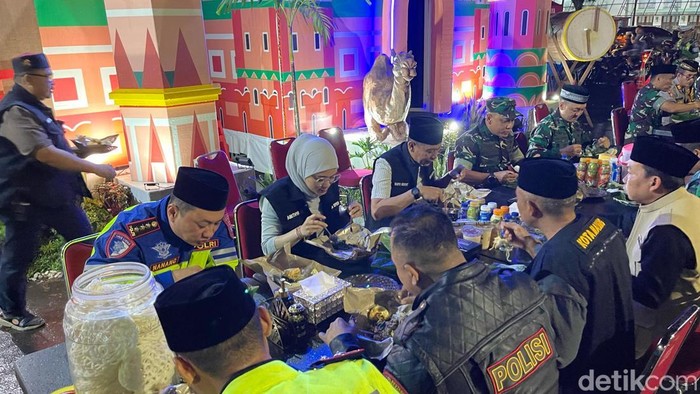 Sahur bersama Forkopimda Kota Malang depan Stasiun Malang.