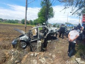 Sedan Ludes Terbakar Usai Isi BBM di Gemuh Kendal