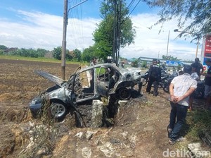 Sedan Ludes Terbakar Usai Isi BBM di Gemuh Kendal
