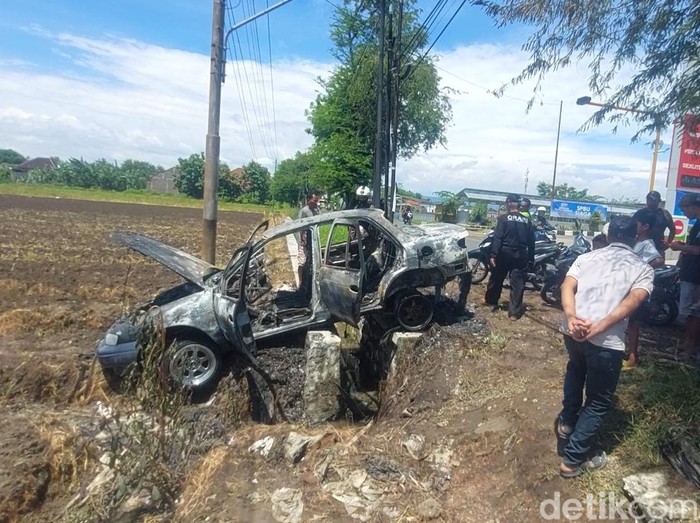 Satu unit sedan KIA Timor terbakar di jalan Desa Gemuhblanten, Gemuh, Kendal, sekitar pukul 11.00 WIB, Sabtu (29/3/2025).