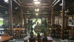 Sedapnya Mie Tektek dan Iga Warisan di Resto Asri Nuansa Jawa