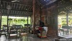 Sedapnya Mie Tektek dan Iga Warisan di Resto Asri Nuansa Jawa