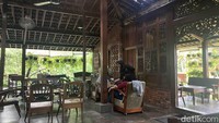 Terdapat area indoor yang bisa jadi pilihan. Interirornya didominasi penggunaan kayu tua untuk meja, kursi, dan gobyok. Foto: Detikcom / Atiqa Rana