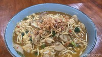 Mie TekTek Rebus Jawa (Rp 30.000) layak dicoba. Terdiri dari mie, sayuran, irisan bakso, dan suwiran ayam. Kuahnya medok, perpaduan rasa gurih manis. Foto: Detikcom / Atiqa Rana