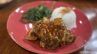 Iga Balado Warisan juga jadi favorit. Dengan harga Rp 85.000 sudah dapat nasi putih, dua potong iga, dan kangkung rebus. Foto: Detikcom / Atiqa Rana