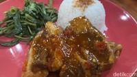 Daging iganya tebal, teksturnya empuk, dan mudah dilepas dari dagingnya. Dilumuri bumbu yang dominan manis dan tidak pedas. Foto: Detikcom / Atiqa Rana