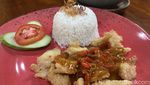 Sedapnya Mie Tektek dan Iga Warisan di Resto Asri Nuansa Jawa