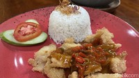 Dori Saus Warisan bisa jadi pilihan yang tak kalah nikmat. Ikan dori yang lembut berpadu dengan lumuran saus yang lebih dominan pedas gurih. Foto: Detikcom / Atiqa Rana