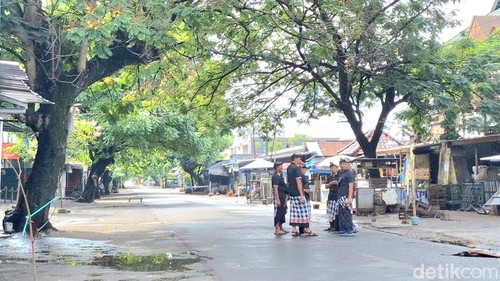Sejumlah pecalang tampak berjaga di pemukiman umat Hindu di sekitar Pasar  Karang Jasi, Jalan Palapa, Cilinaya, Cakranegara, Kota Mataram, NTB, Sabtu (29/3/2025).