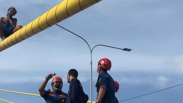 Seorang pria di Pekanbaru, Rais Darmansyah (34) nekat memanjat jembatan Siak IV. (Dok Damkar Pekanbaru)