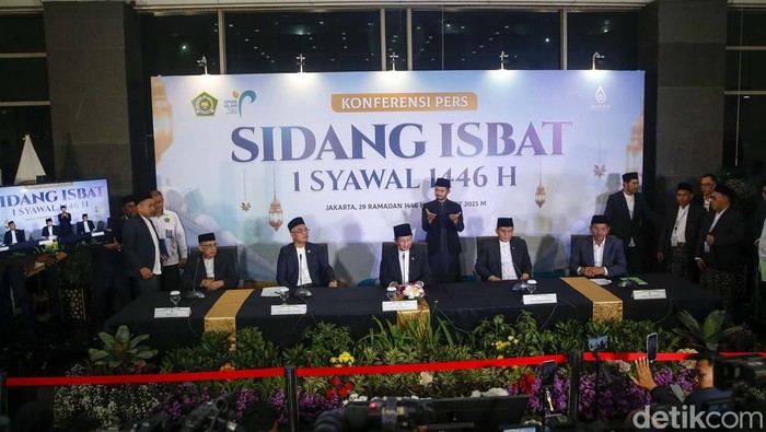 Sidang Isbat Tetapkan Idul Fitri 1446 H Jatuh pada Senin 31 Maret 2025 Menteri Agama Nasaruddin Umar menyampaikan hasil sidang isbat di Kantor Kemenag, Jakarta, Sabtu (29/3/2025).